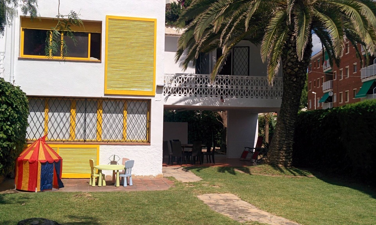 Torredembarra House | 1 minute walk to the beach. Great garden. The best location