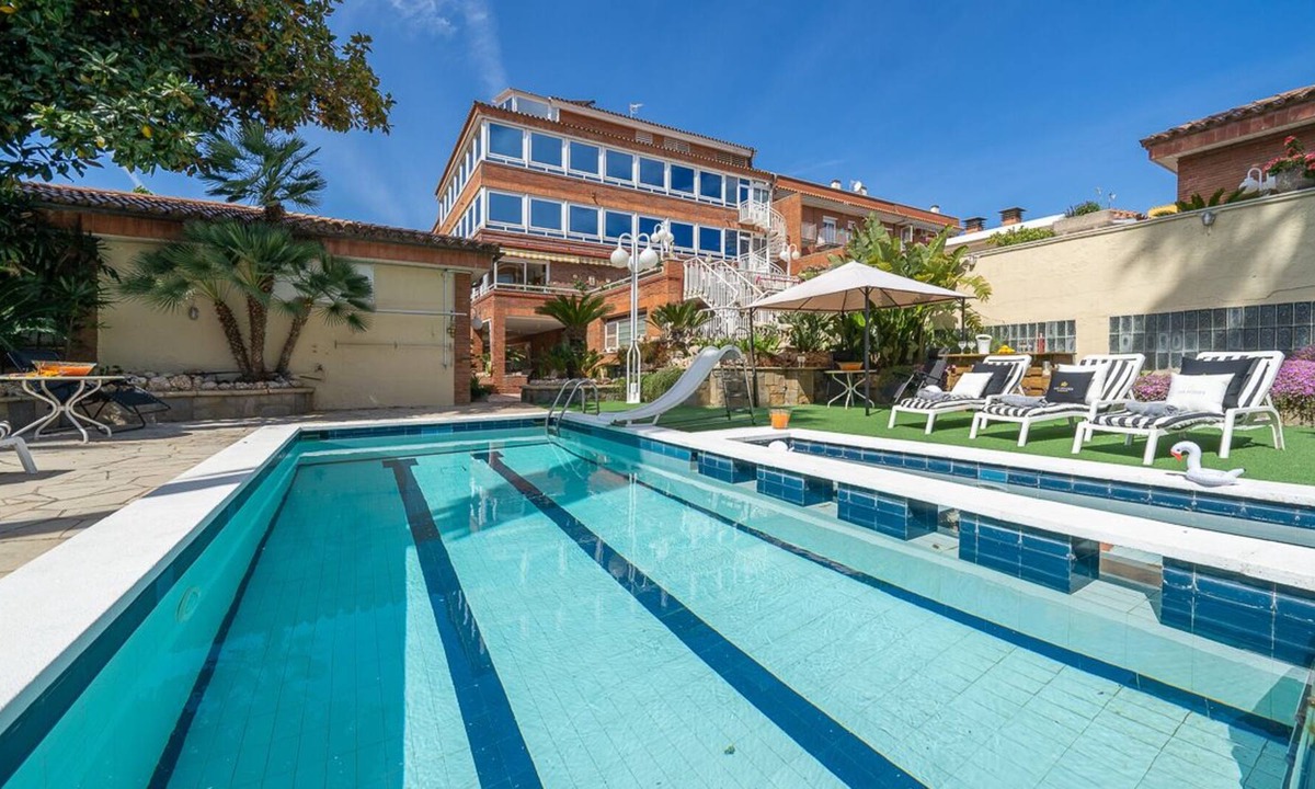 Malgrat de Mar Apartment | 280 M2 HOUSE WITH SWIMMING POOL, TENNIS COURT AND LARGE PLAYGROUND FOR CHILDREN