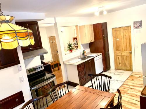 Centre-Ville Apartment | 6 guests, King, Queen & Double, Free parking, QC