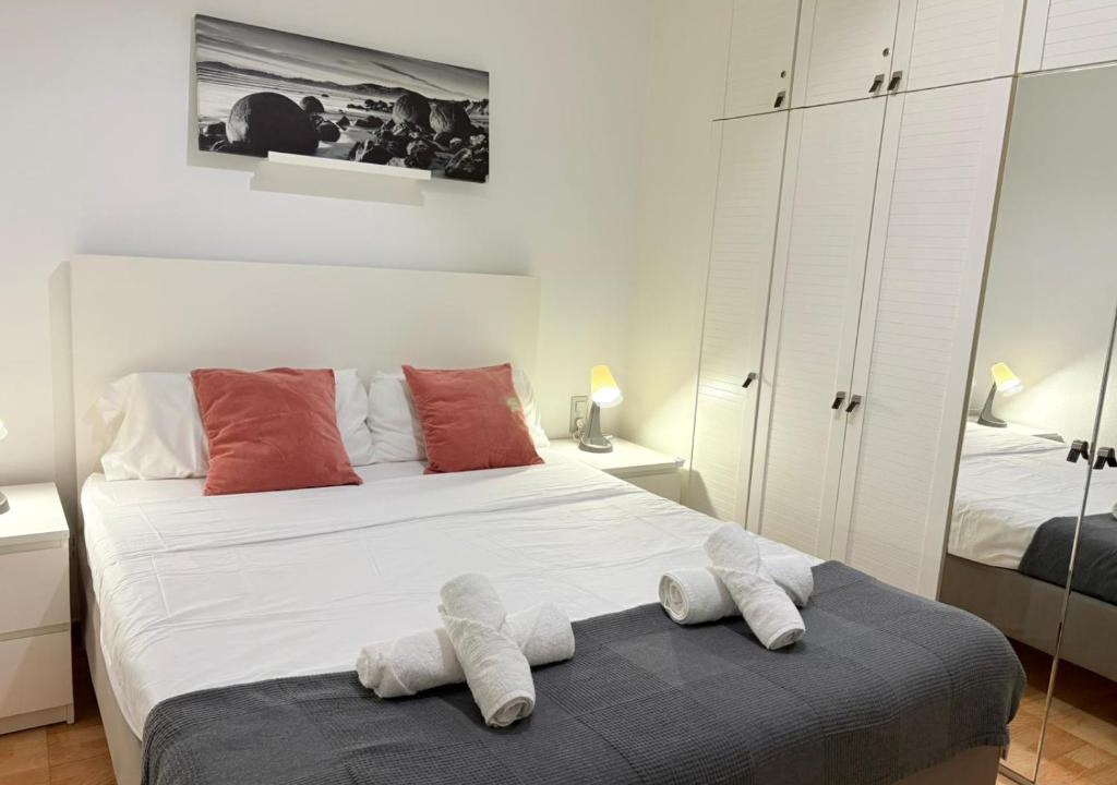 Cornella de Llobregat Apartment | A-Barcelona Escape - Parking Gratis - AC - Aerop-Metro-4-6