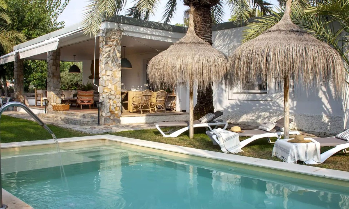 Elche House | A lovely, newly renovated house set in a beautiful garden with palm trees, featuring a private pool