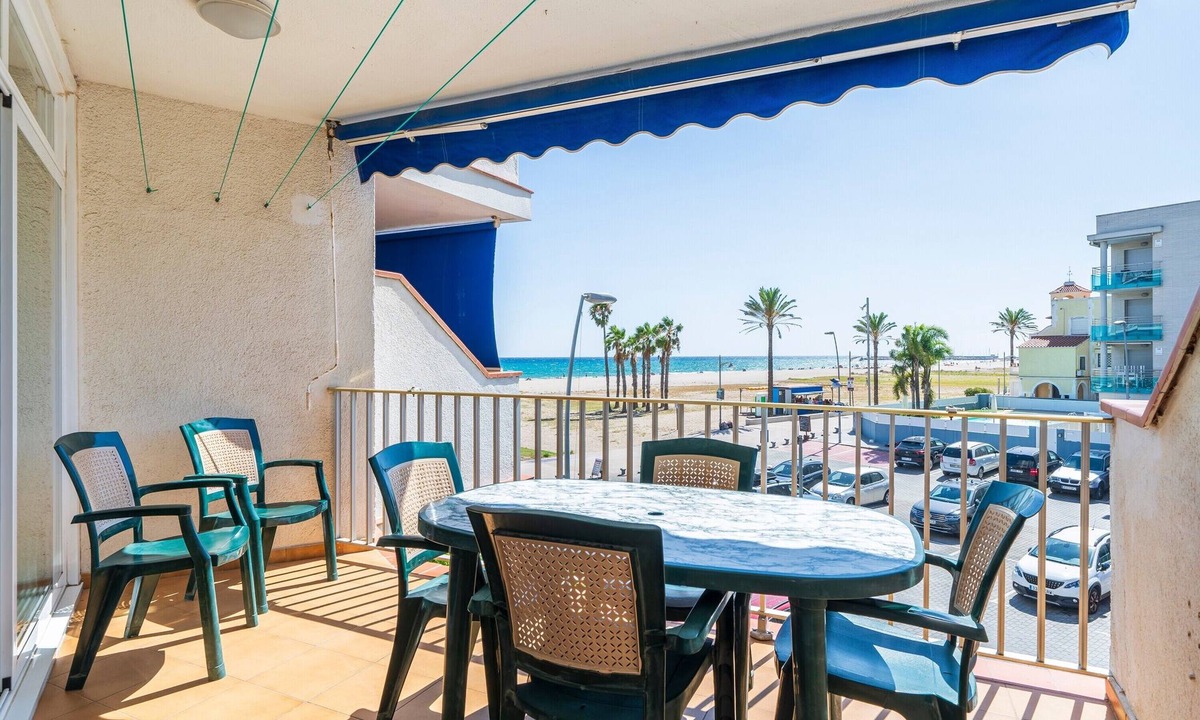 Sant Salvador Apartment | Apartment 'Edificio Victoria 1º-1ª' with Sea View, Private Terrace and Wi-Fi