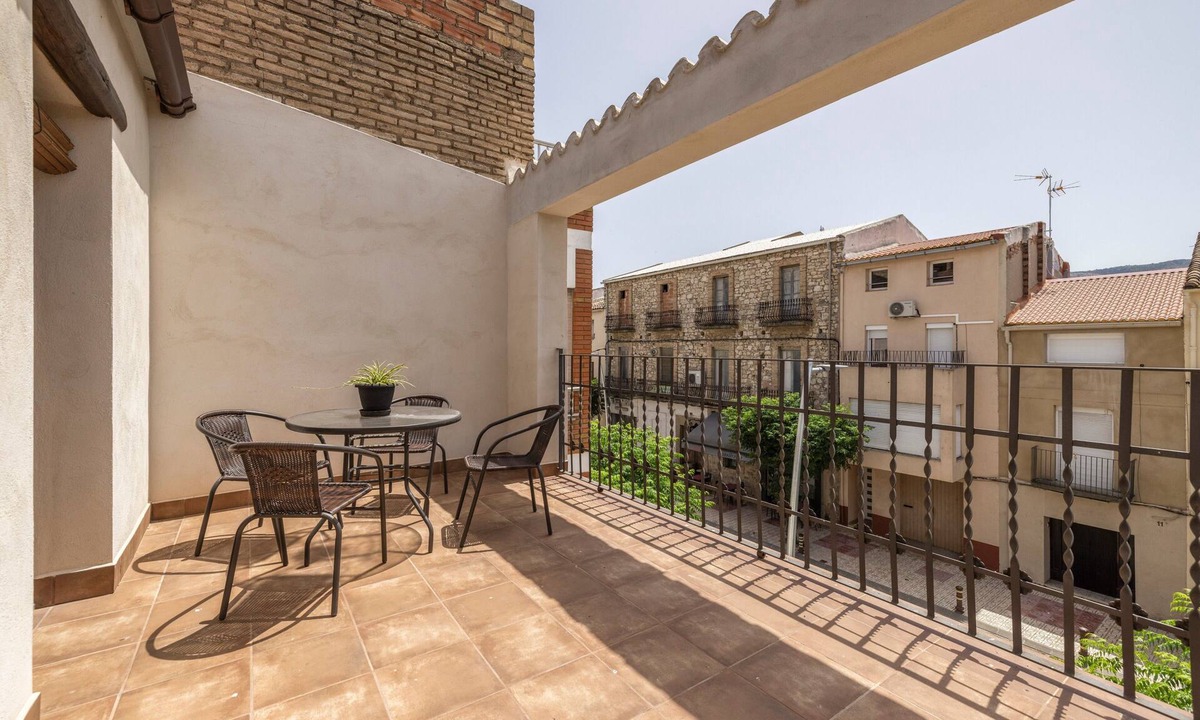 Corbera d'Ebre Apartment | Apartment 'Ca La Inés' with Private Terrace, Wi-Fi and Air Conditioning