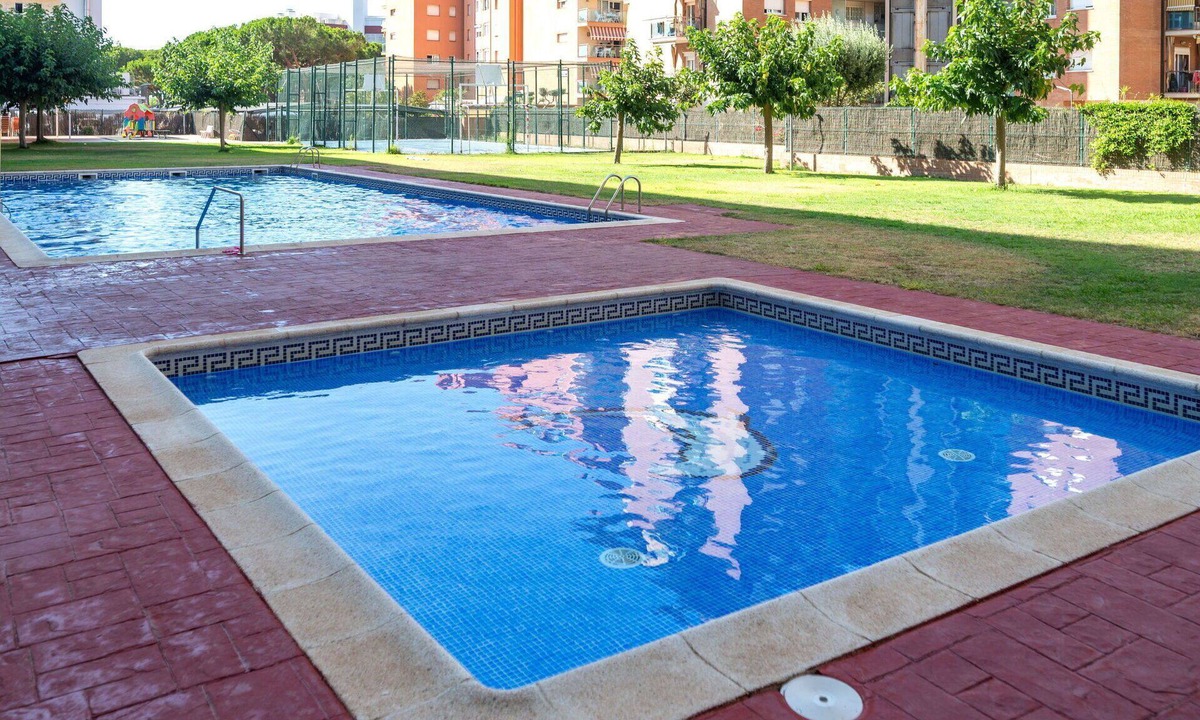 Malgrat de Mar Apartment | Beautiful apartment for 4 people with A/C, WIFI, pool, TV and balcony