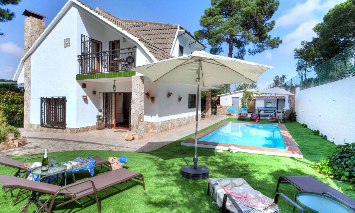 Vidreres House | Beautiful private villa for 9 guests with private pool, WIFI, TV and patio