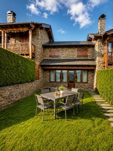 Bellver de Cerdanya Ski Chalet | Borda con jardín privado y chimenea en la Cerdanya