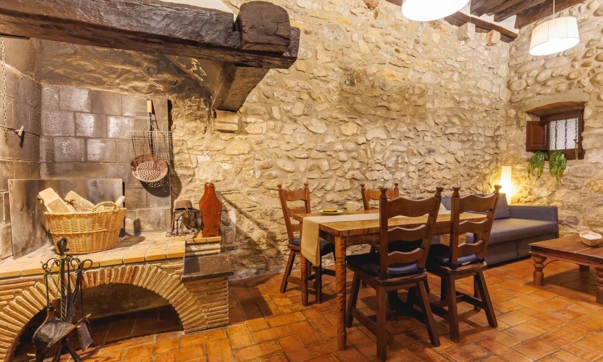 Barri Vell Apartment | Bravissimo Girona 1593, Medieval charm in the heart of Girona Jewish quarter