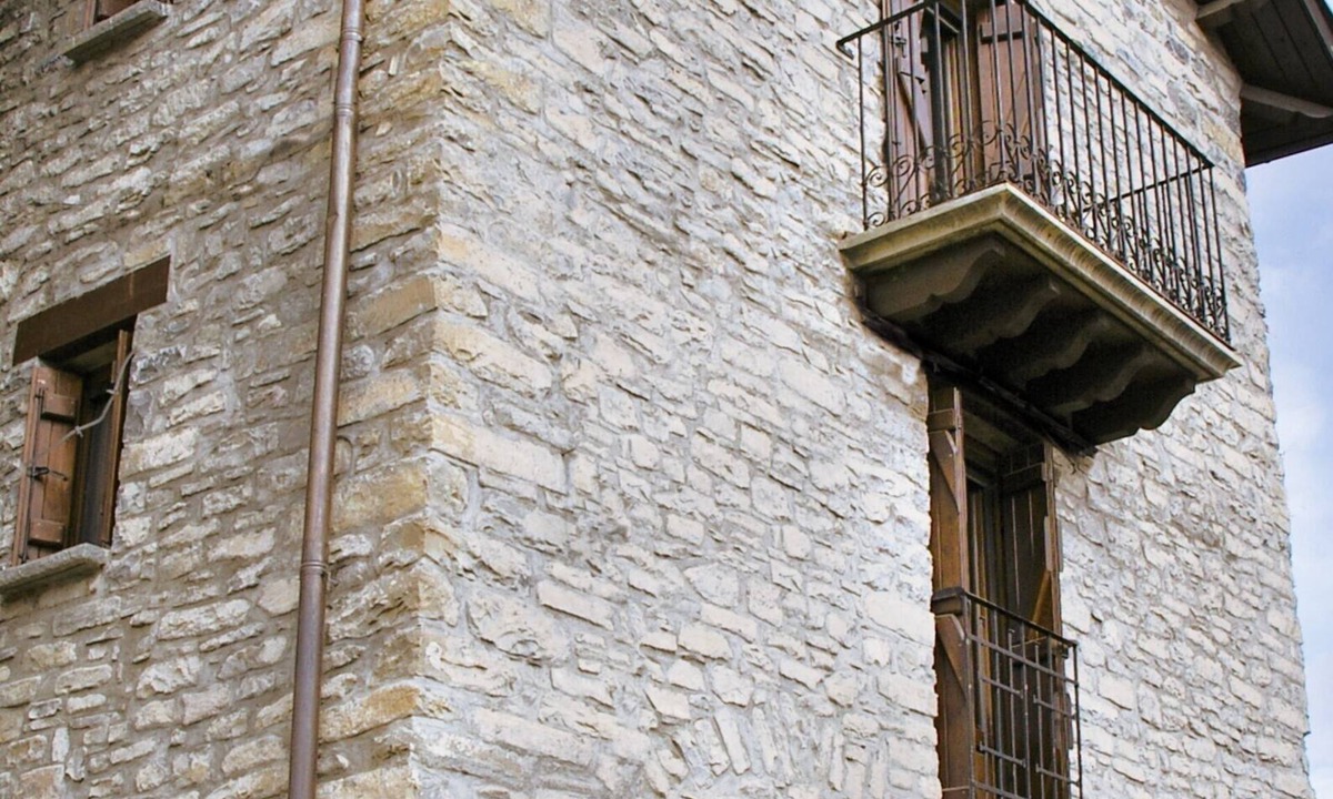 Castiello de Jaca House | Casa La Englata: Vacation Home with Mountain Views