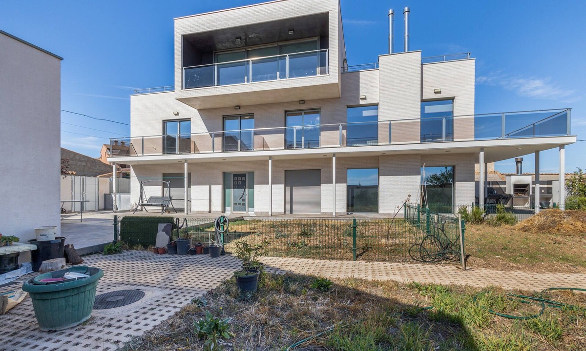 Tornos House | Casa Laberinto country house with private terrace, garden, and Wi-Fi