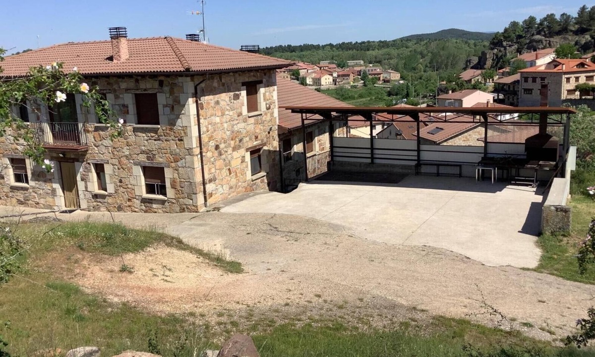 Rabanera del Pinar House | Casa Rural Roblegordo: Large Country House with Mountain Views and Terrace