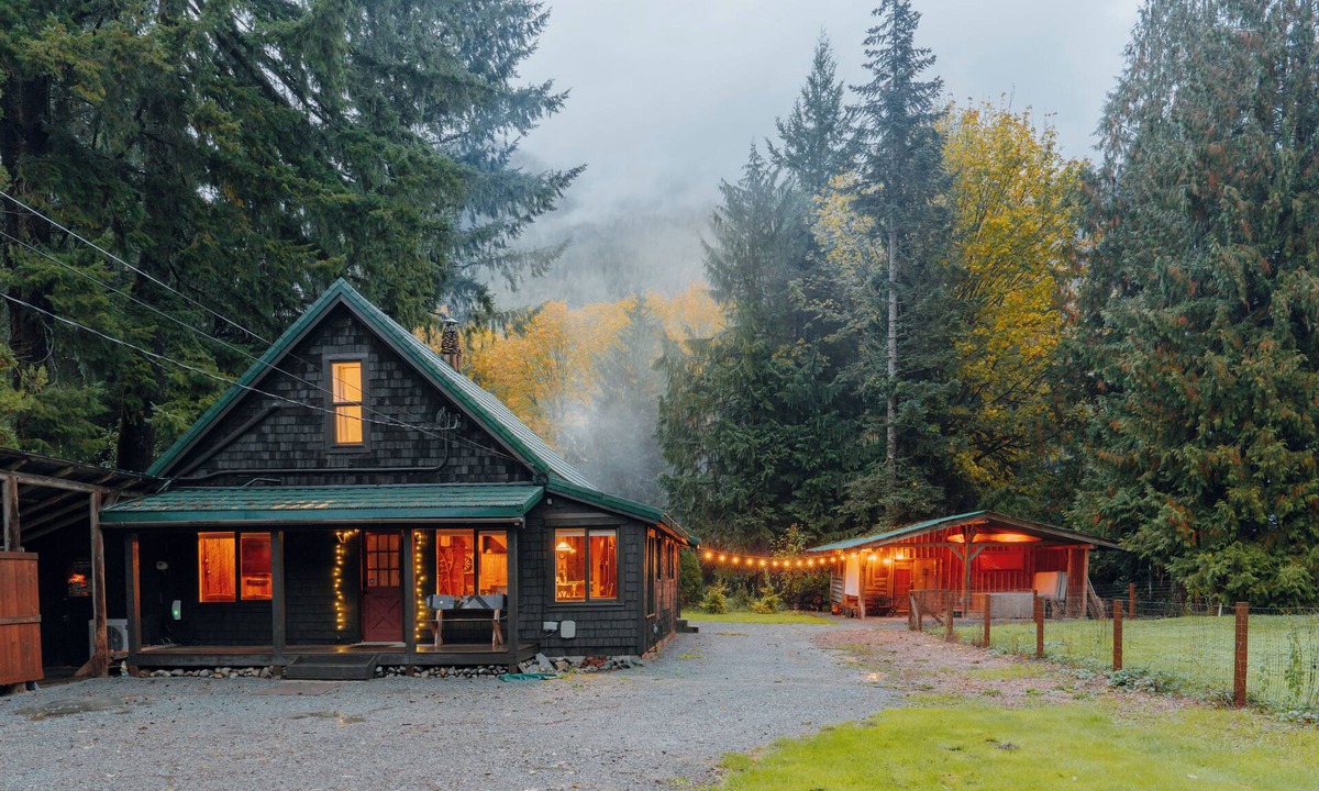 Baring House | Cascade Crossing- fenced yard, spa, tons of amenities near Stevens Pass