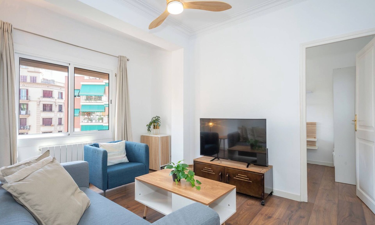 El Poble-sec Apartment | Central Renovated 3ext. bedrooms, 2 bath. Lots of natural light. Family friendly