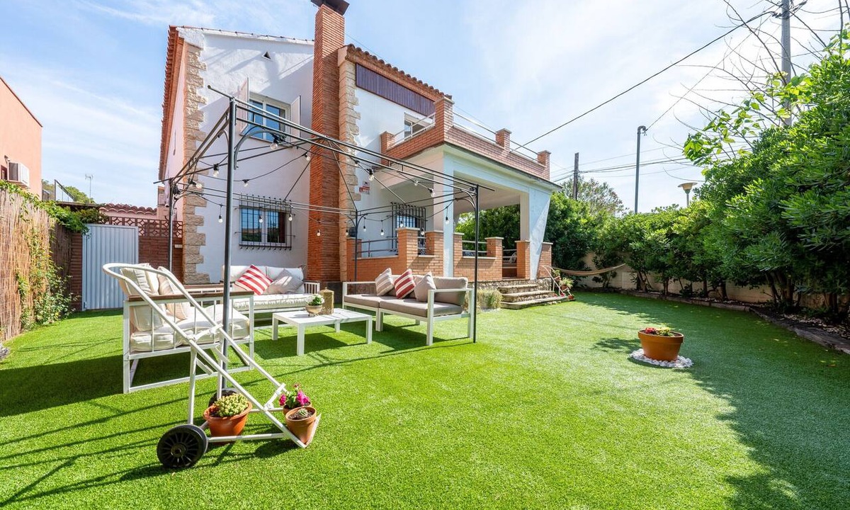 Comarruga House | Chalet '50 M to the Beach' with Private Terrace, Wi-Fi and Air Conditioning