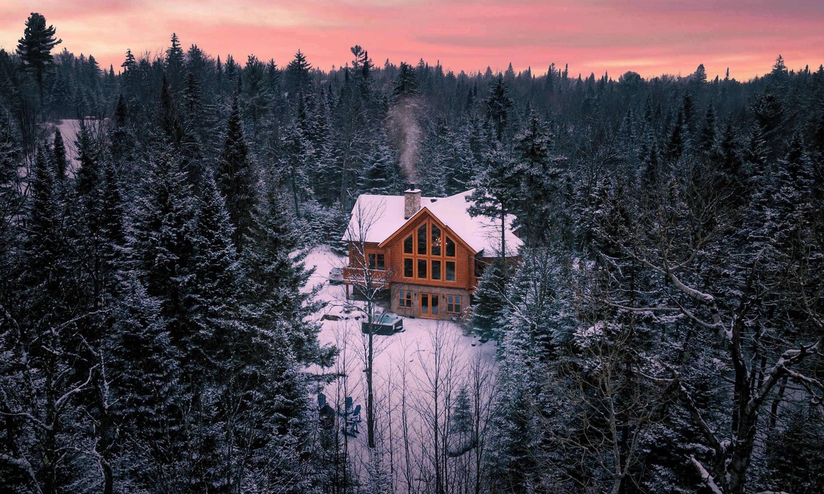 Fiddler Lake Resort Ski Chalet | Chalet Blue Jay at Fiddler Lake with hot tub, sauna, and private pool.