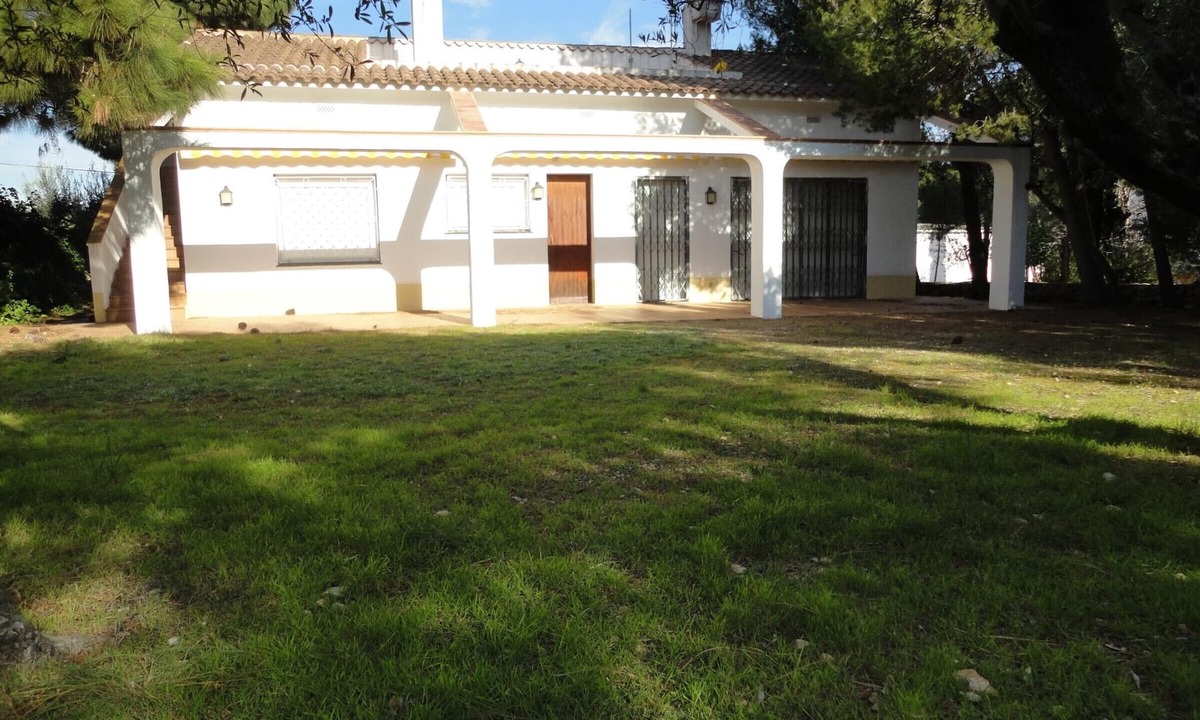 Torredembarra Villa | Charming 3-Bedroom House with Garden & BBQ, 200m from Marina in Torredembarra