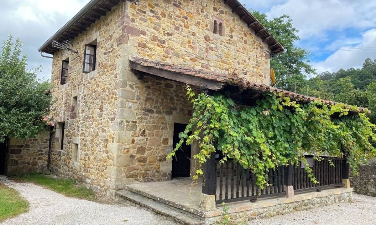 Barcenaciones House | Charming Rural Retreat with Garden — Countryside & near the Coast for up to 6