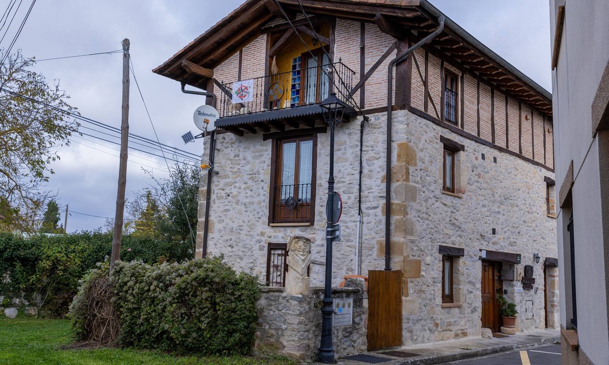 Agurain House | Cottage 'Zadorra Etxea Casa' with Mountain View, Private Terrace and Wi-Fi