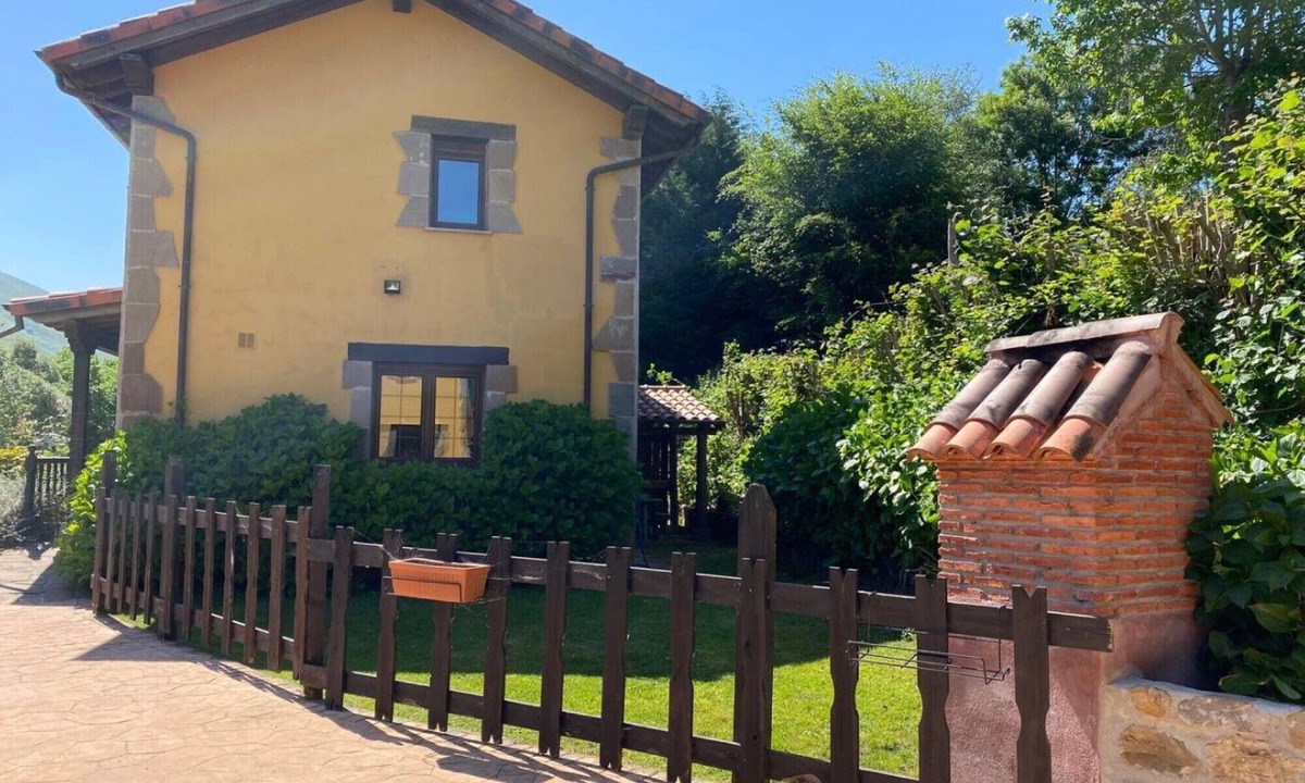 Celis House | Country House 'Los Avellanos 2' with Mountain Views, Private Terrace and Garden