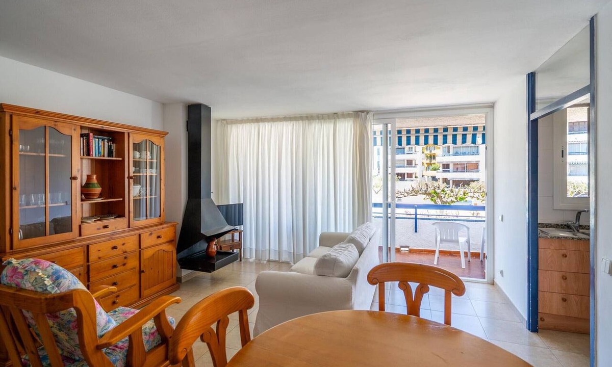 Torredembarra Apartment | Cozy 3-BR Apartment Near Beach with Pool View, Terrace & Wifi in Torredembarra
