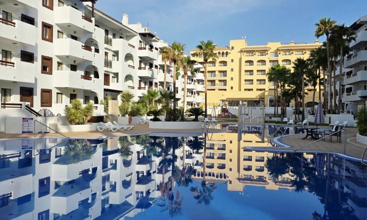 Los Alcazares Condo | Enjoy a comfortable stay in this cozy apartment. Ideal for up to 3 guests, it features 1 bed, 1 sofa bed, WiFi, a living room with TV, a dining area, and a fully equipped kitchen. The complex also offers a shared swimming pool and on-site parking for you