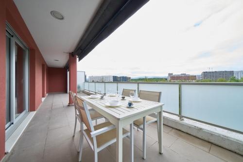 Salburua Apartment | Family Retreat with Views, Terrace & Parking
