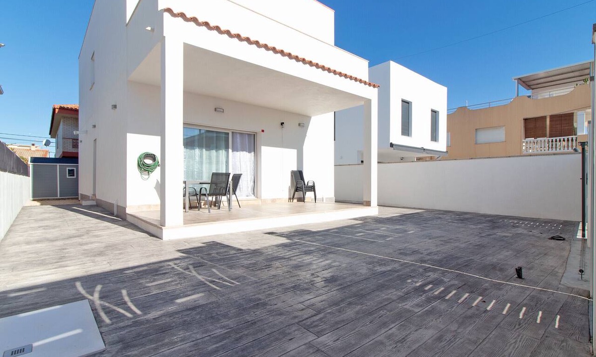Playa de Almarda House | Global Vacacional: Modern villa on the beach of Almenara