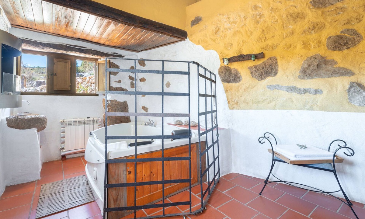 La Torre d'En Besora House | Holiday Home 'El Cup' with Mountain View, Shared Pool and Private Terrace