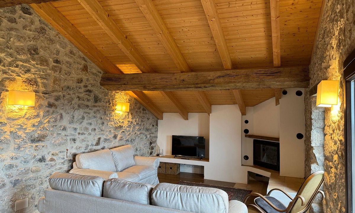 Ogassa House | Holiday Home 'El Taga' with Mountain Views, Shared Garden & Wi-Fi