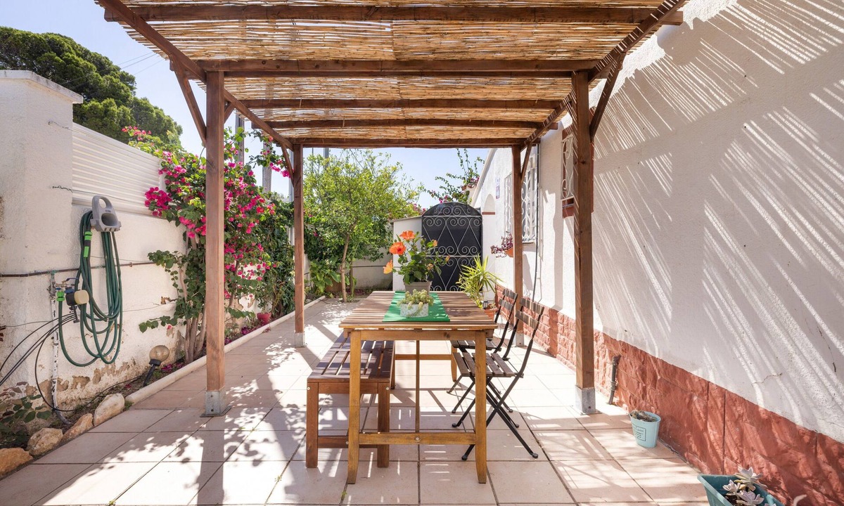 Miami Platja House | Holiday Home 'La Casa Del Mar' with Private Garden, Wi-Fi, and Air Conditioning