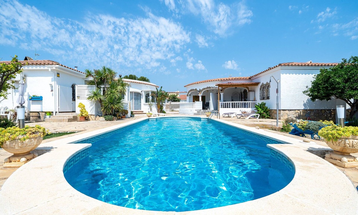 Miami Platja House | Holiday Home "Palmera" with Shared Pool & Wi-Fi