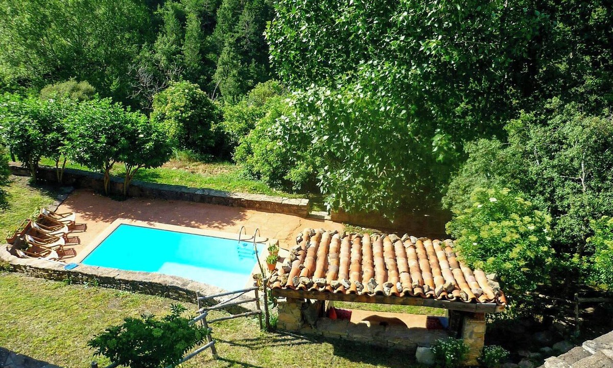 Coll de Nargo House | Isolated stone and timber house in the forest