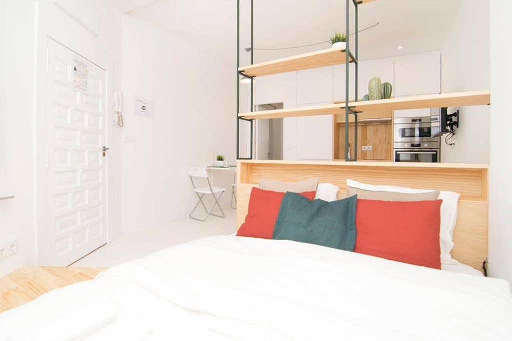Embajadores Apartment | Loft de Diseño en Pleno Centro de Madrid, Calle Torrecilla del Leal, by Batuecas
