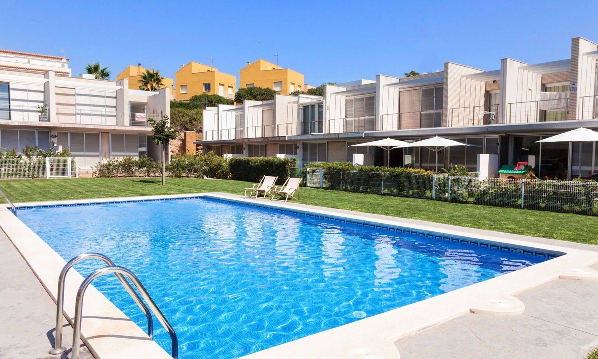 L'Ampolla House | Lovely apartment in villa for 5 guests with WIFI, pool, A/C, TV, patio and pets allowed