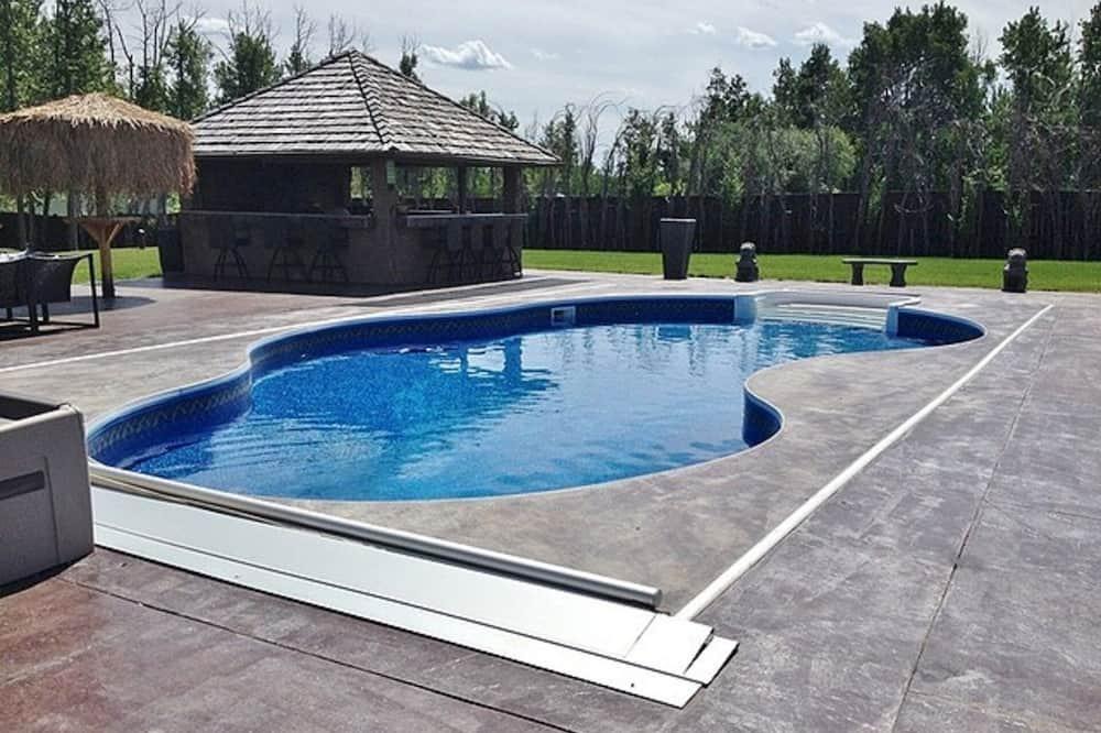Division No. 11 House | Luxurious Gated Estate With Salt Water Pool