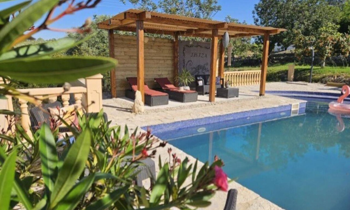 Calig House | Luxury Holiday Home nearby the Beach with Pool