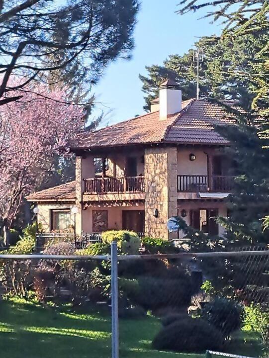 Riaza Ski Chalet | Magnífico Chalet y gran jardín frente a la sierra.