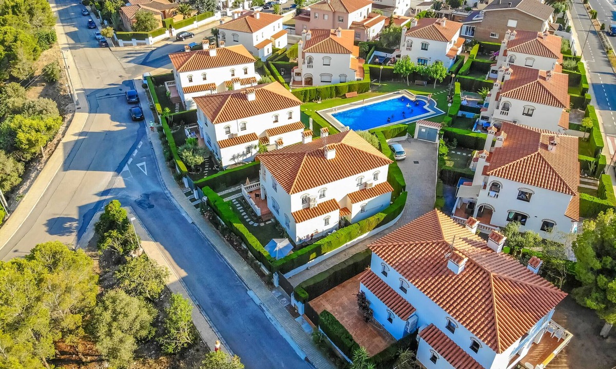 Miami Platja Ski Chalet | MASIA1 adosado con jardín privado y piscina comun