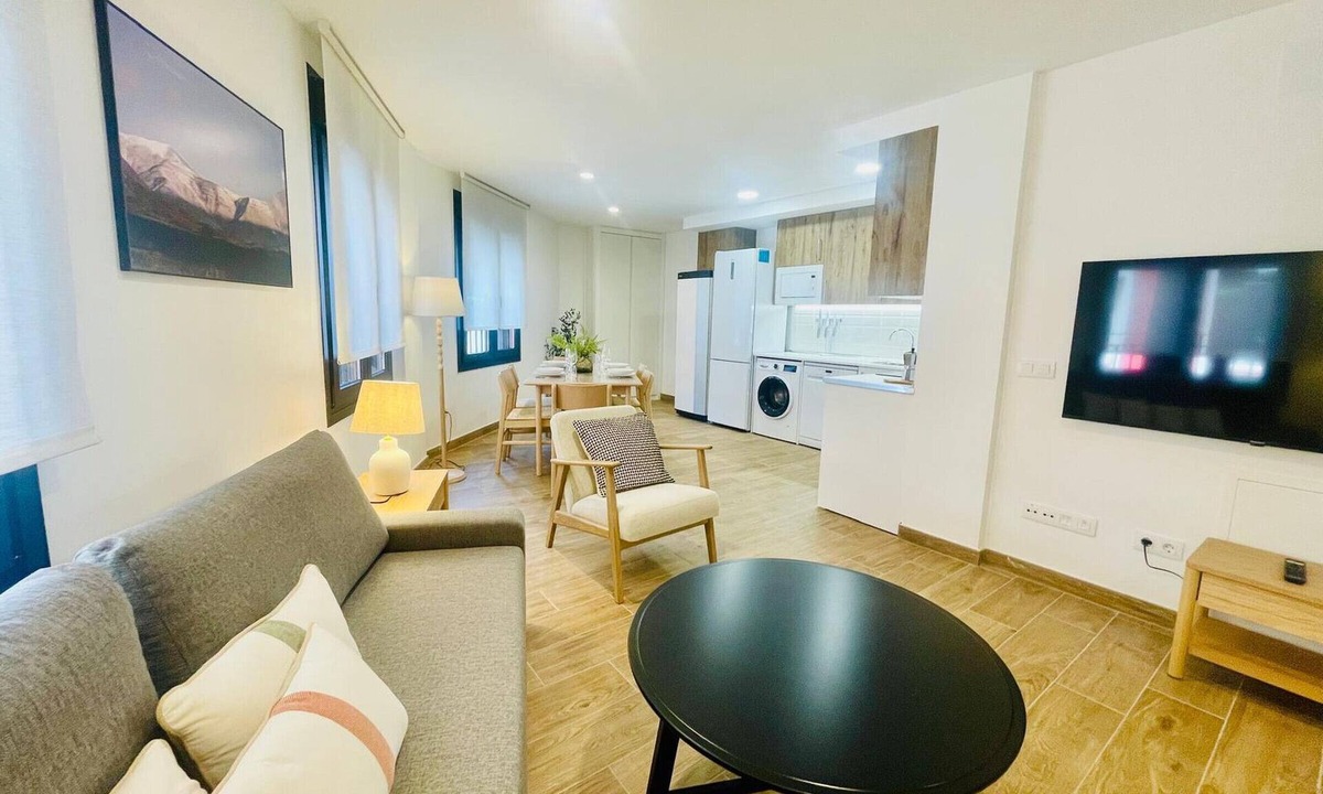 Jaca Apartment | Modern 2-Bedroom Apartment, Air-Conditioned in Jaca Centre