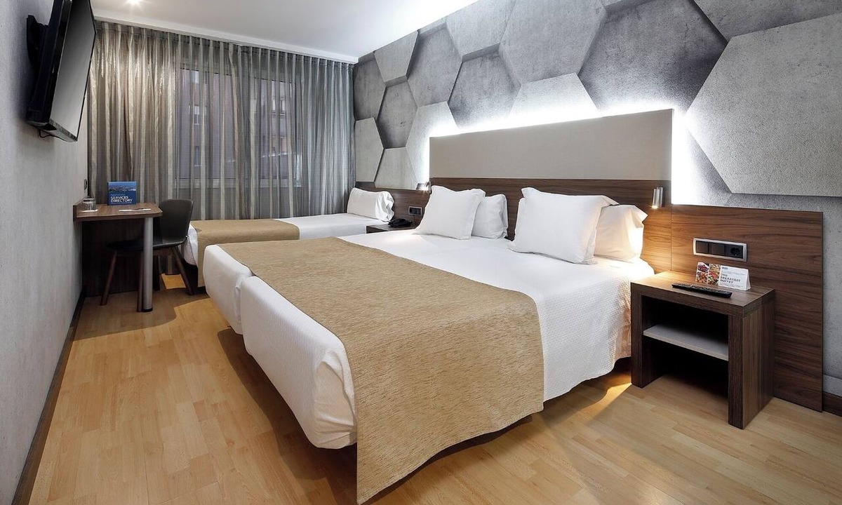 Gothic Quarter Hotel | Montblanc | Triple Room Child | Near Las Ramblas | Free Parking