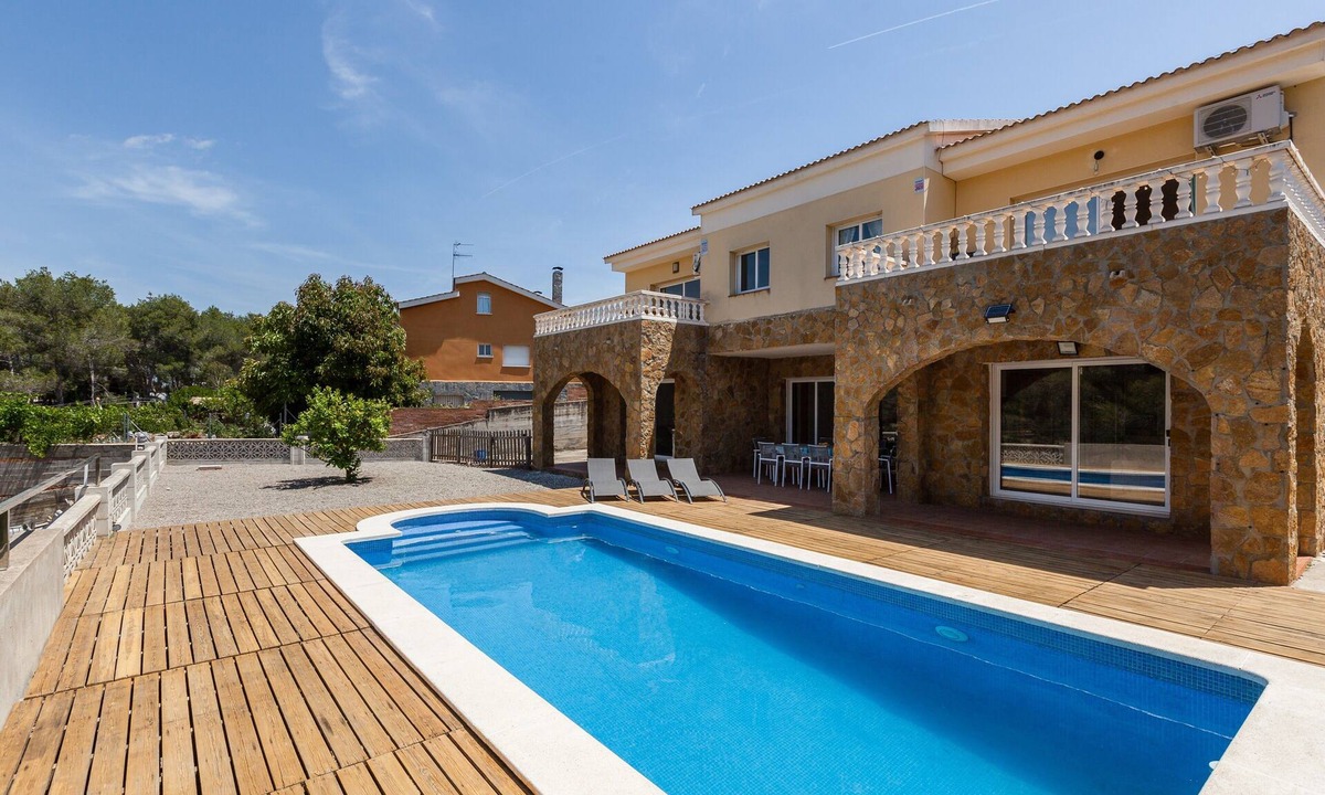 Olivella House | Pet-Friendly Holiday Home "Villallop" with Mountain View, Pool & Wi-Fi
