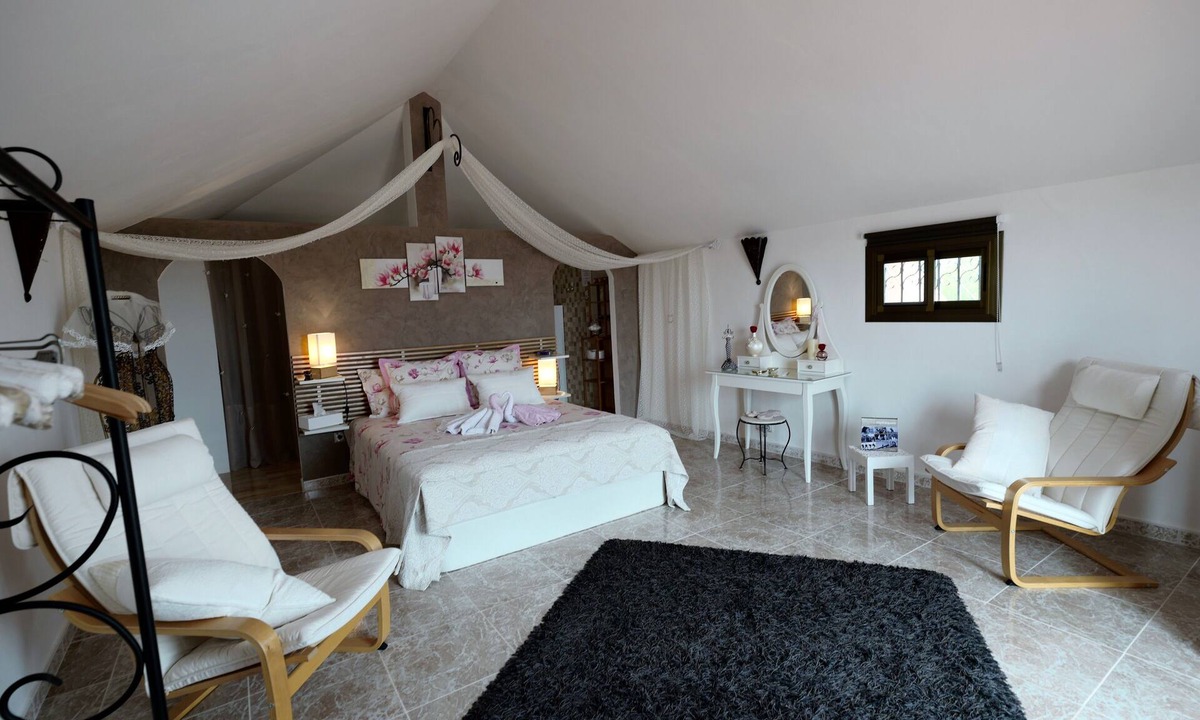 Montroi House | PRINCIPAL SUITE + PRIVATE TERRACE + SWIMMING POOL +MONTROY NEAR VALENCIA