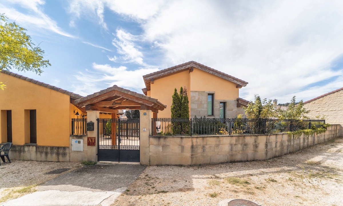 Espeja de San Marcelino House | Rural House 'La Dehesa De Santa Úrsula Completa' with Private Garden and Balcony