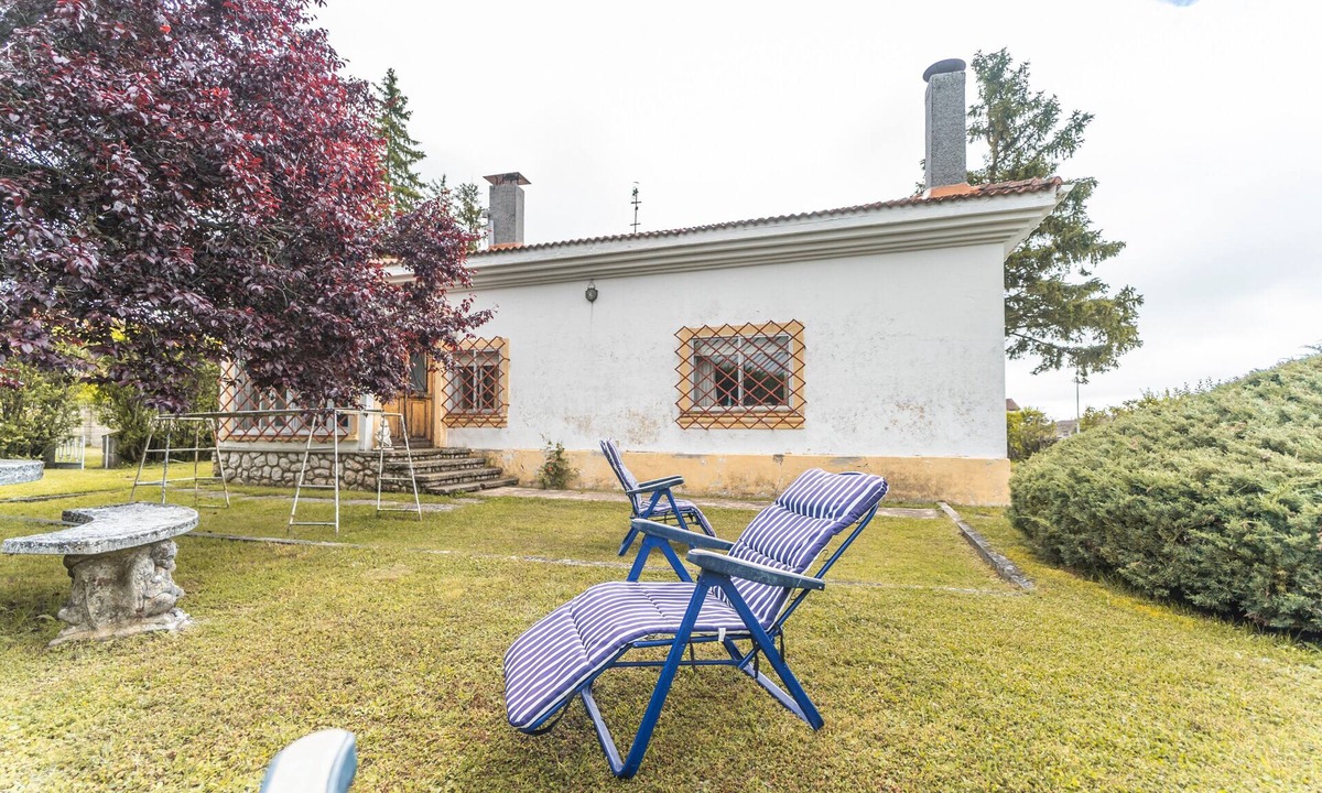 Castrejon de la Pena House | Rural House 'El Chalet' with Mountain Views and Private Garden. El uncar