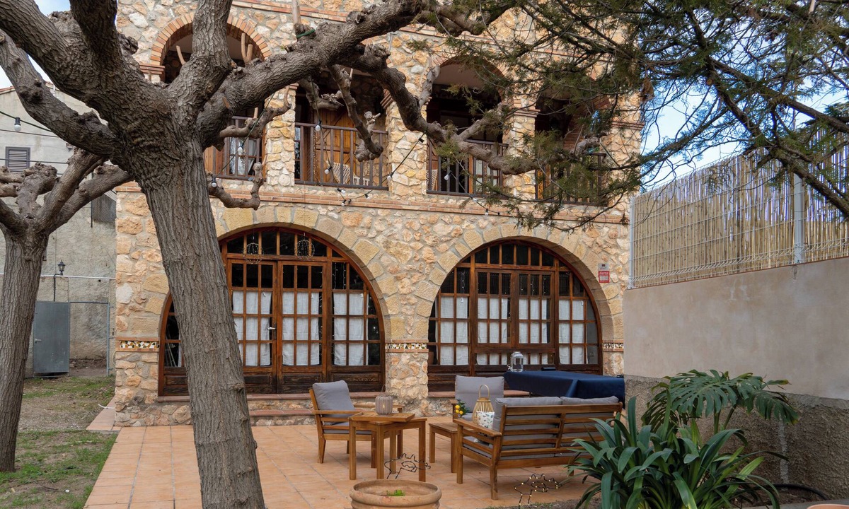 Picamoixons Ski Chalet | Rural house for 15 people in Alcover, Nature, mountain and beach very close.