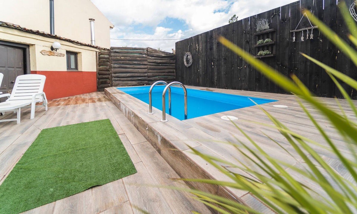 Campo de Cuellar House | Rural House 'Laguna Herrera' in Segovia, private pool, garden, up to 16 guests