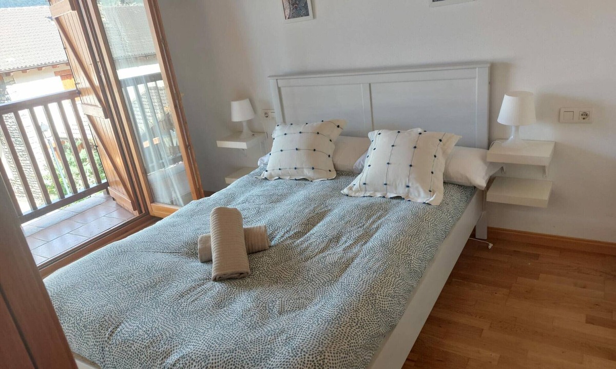 Villanua House | Scenic Stone Mountain House with Garden, 3 Double Bedrooms & Loft, Fully Equipped Kitchen
