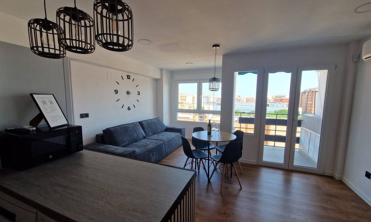 Castello de la Plana Apartment | Spacious 3 Bedroom Apartment With Balcony and AC in Castellón