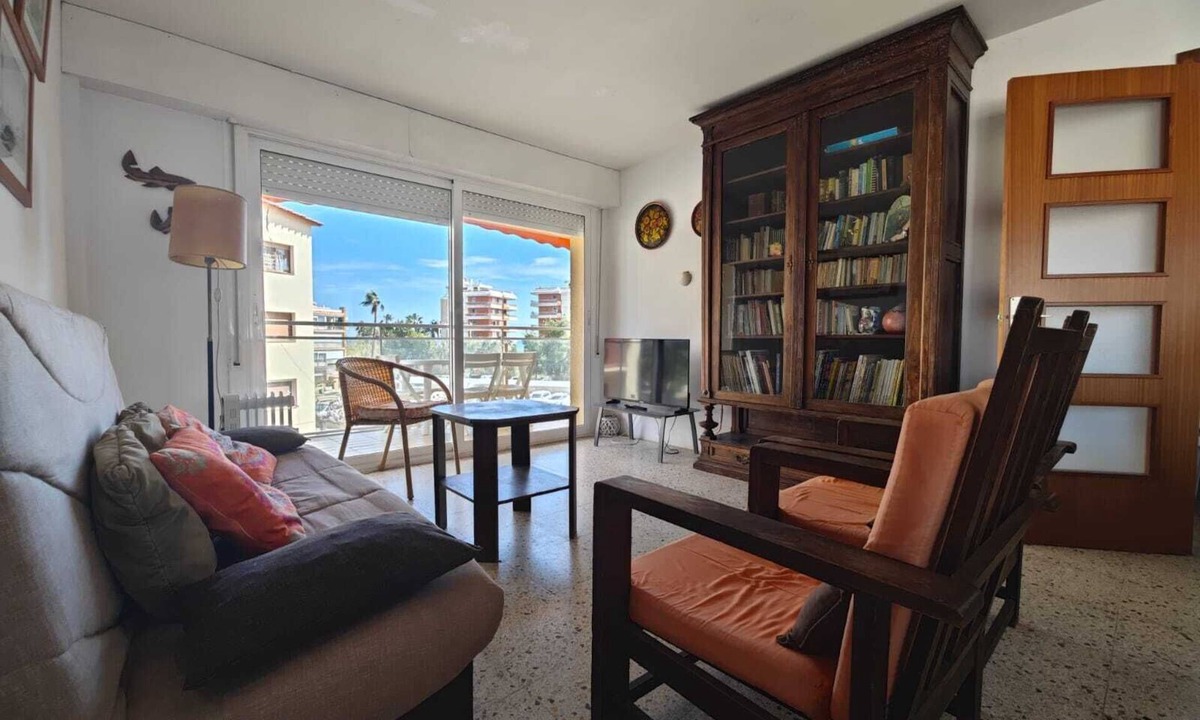 El Roc de Sant Gaieta Apartment | Spacious Apartment for 8 Near the Beach | Free Parking & WiFi