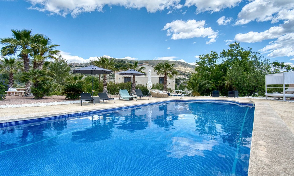 Jijona Apartment | Studio Apartment 'La Luna' with Mountain View, WiFi and Air Conditioning