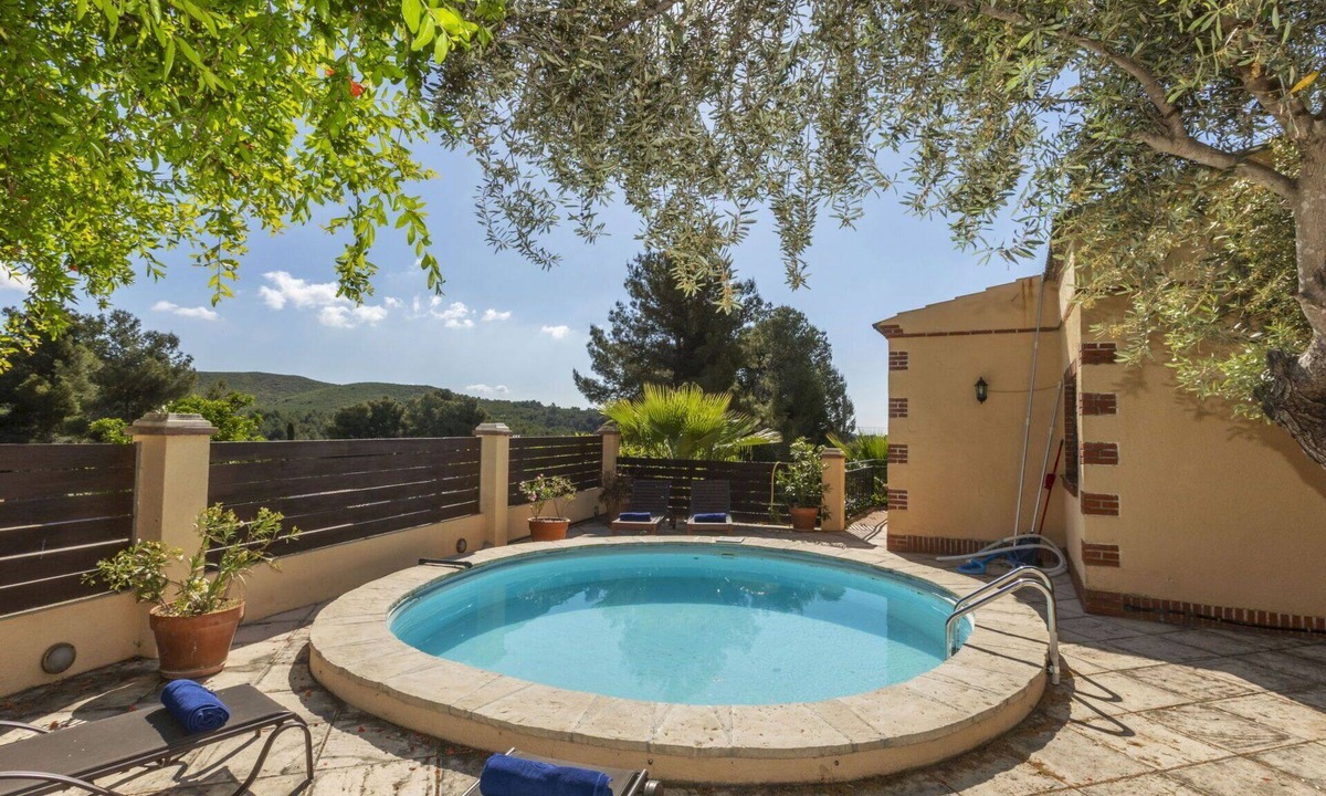 El Castell de Montornes House | Stunning private villa for 8 guests with WIFI, private pool, TV and patio